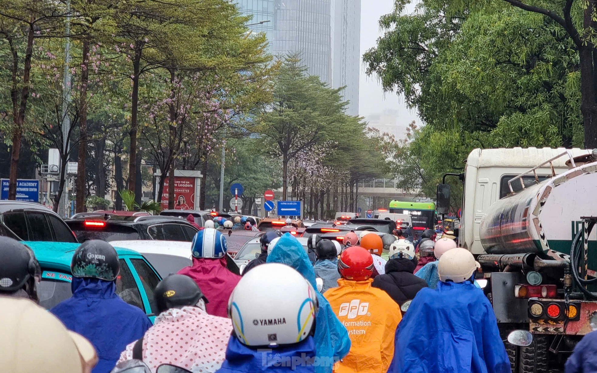 Nồm ẩm, trời mù kèm mưa khiến giao thông Hà Nội rối loạn - 9