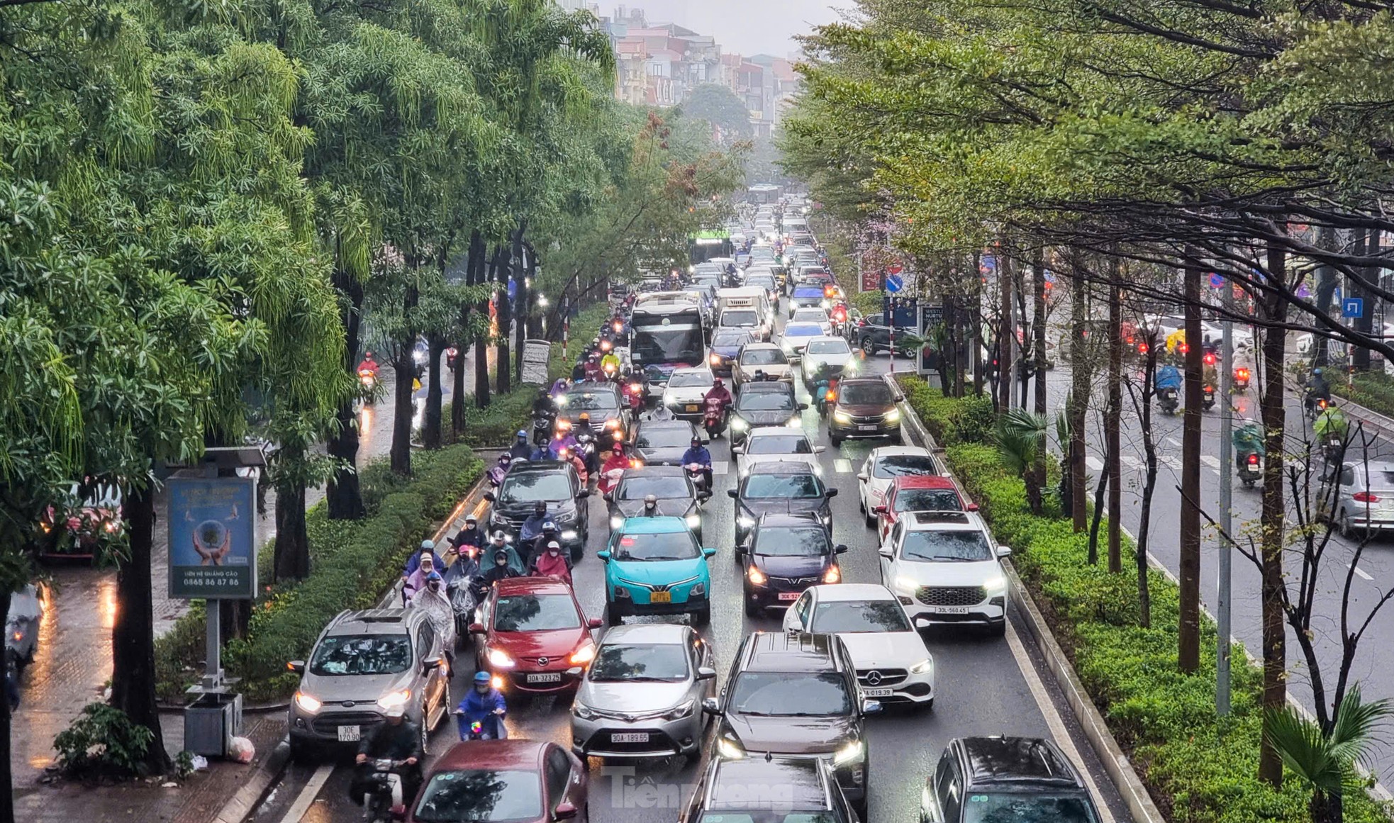 Ô tô và xe máy xếp hàng dài trên phố Đào Tấn (quận Ba Đình) thời điểm 8h sáng.