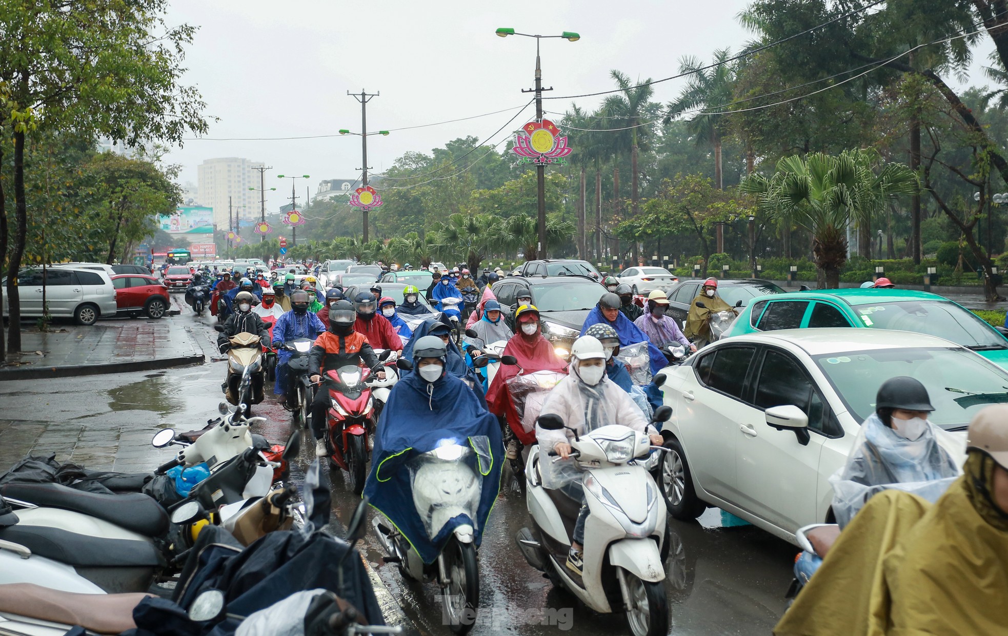 Tương tự, tại đường Phùng Hưng (quận Hà Đông), các phương tiện cũng di chuyển chậm vào khung giờ cao điểm sáng.
