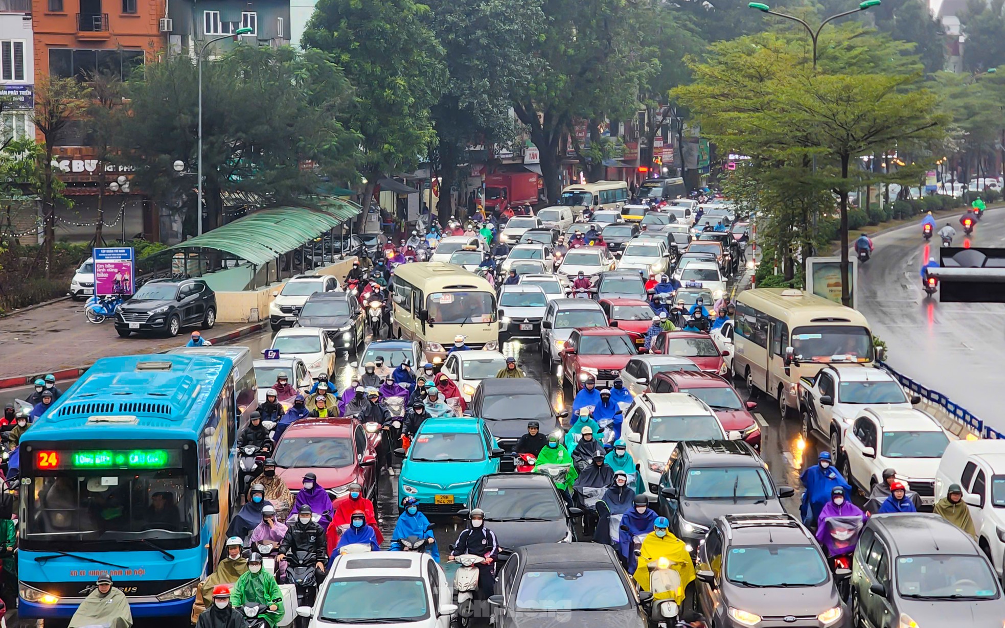 Đường Láng lúc 7h30 sáng đông nghẹt xe cộ, ôtô dàn ngang trên đường, từng đoàn người đi xe máy len lỏi giữa rừng phương tiện.