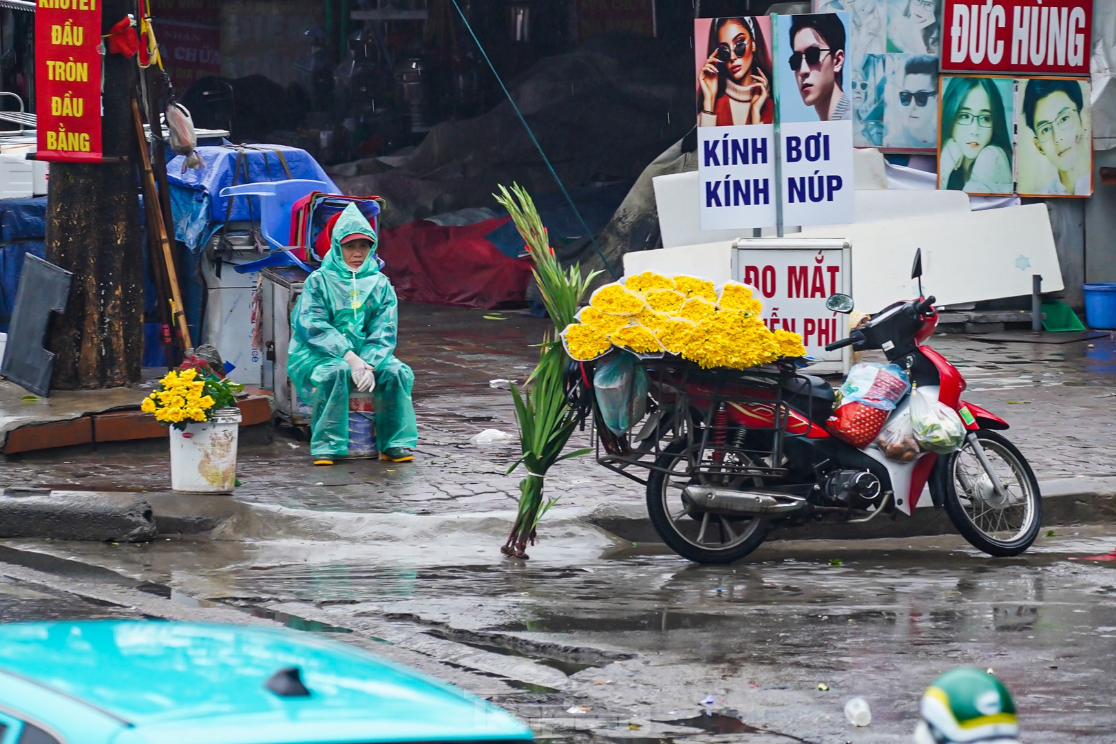 Người lao động vất vả mưu sinh dưới trời mưa lạnh.