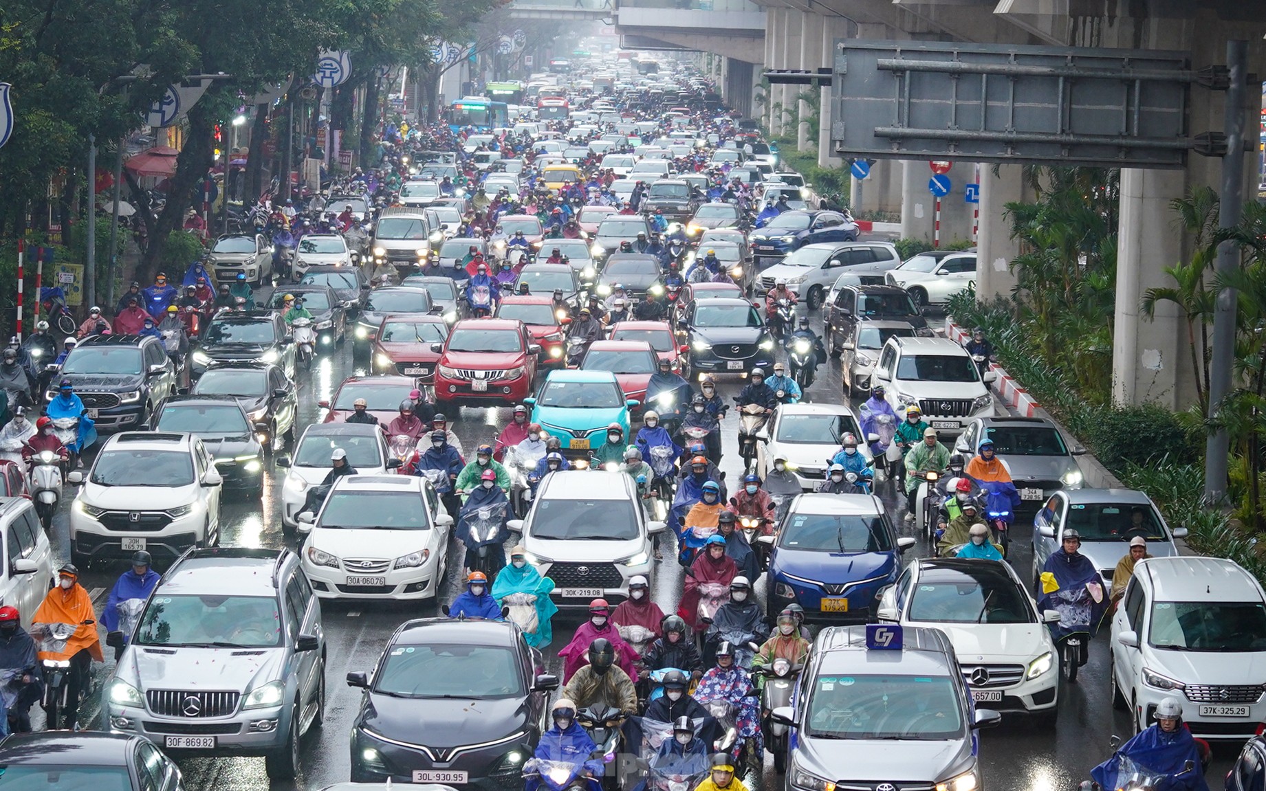 Nồm ẩm, trời mù kèm mưa khiến giao thông Hà Nội rối loạn - 3