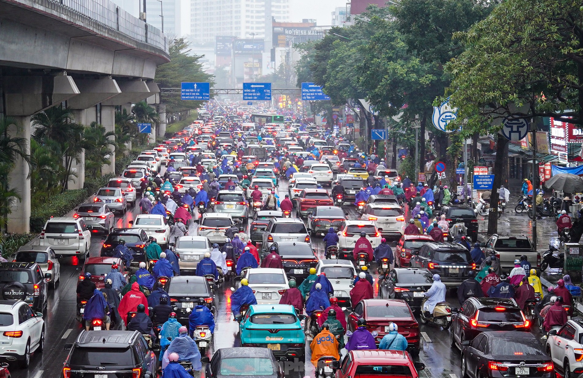 Phương tiện ken đặc trên đường Nguyễn Trãi (quận Thanh Xuân)
