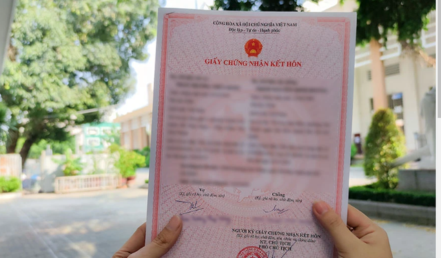 Việc bỏ yêu cầu nộp Giấy xác nhận tình trạng hôn nhân khi đăng ký kết hôn nhằm đơn giản hóa thủ tục hành chính, giảm bớt phiền hà cho người dân, đặc biệt là những người làm việc xa quê hương. (Ảnh: TL)