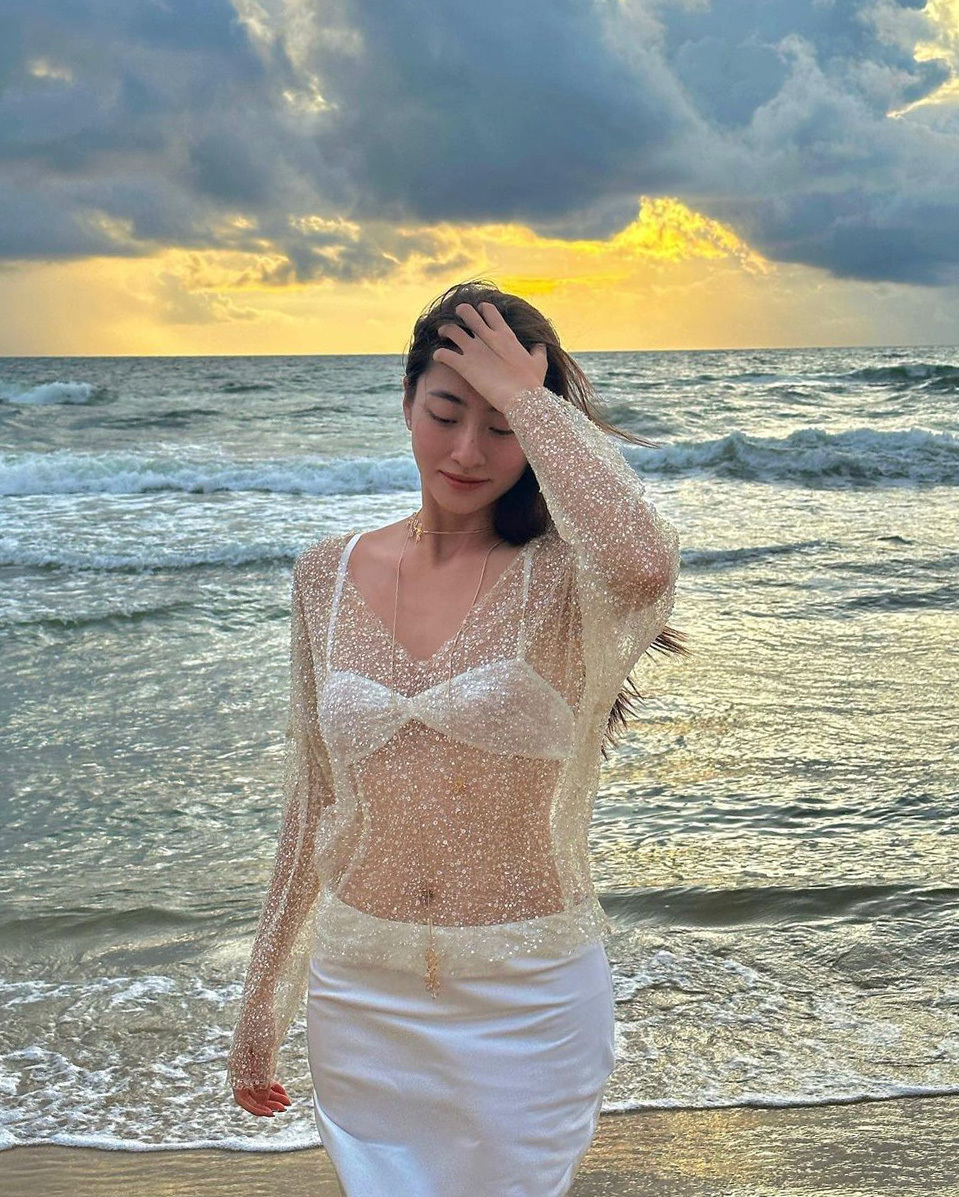 Miss World Vietnam 2019 thu hút ánh nhìn khi diện áo lưới chất liệu lấp lánh, khoe bikini ẩn hiện.