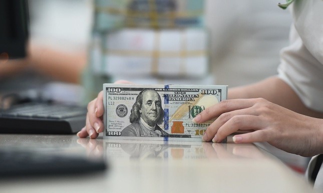 Giá USD ngân hàng vượt thị trường tự do.