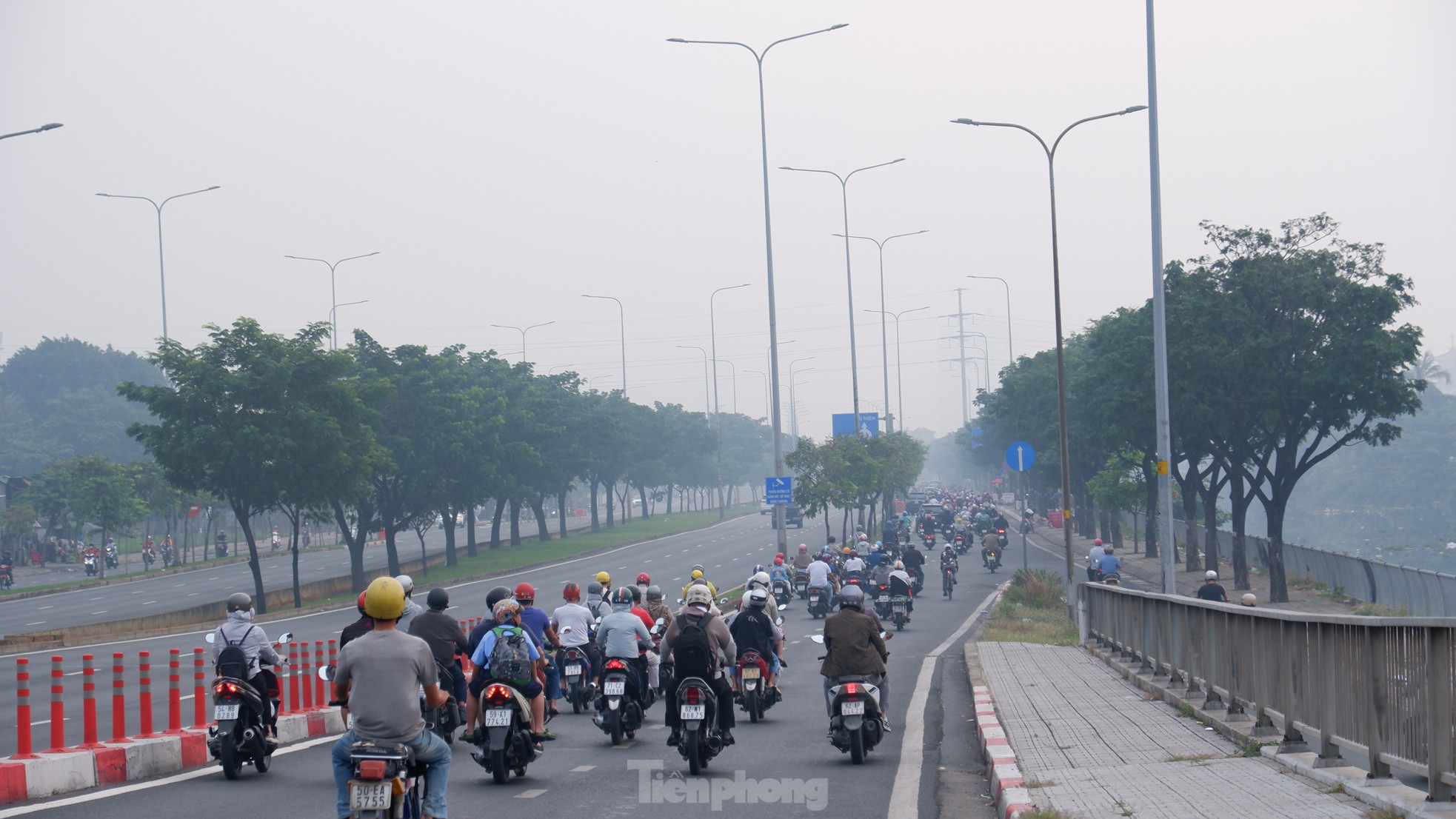 Theo ứng dụng quan trắc không khí Air Visual (thuộc Tổ chức IQAir sở hữu lượng dữ liệu tổng hợp rất lớn về chất lượng không khí, có trụ sở chính tại Thụy Sỹ), từ sáng 19/2, nhiều khu vực tại TPHCM có điểm đo chất lượng không khí không tốt cho sức khỏe.
