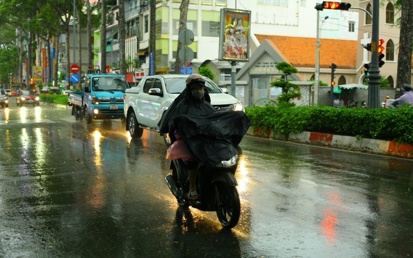 Hôm nay, TP HCM có mưa trái mùa chủ yếu về chiều tối và đêm