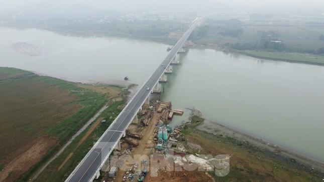 Để tạo thuận lợi cho các huyện ven biển như Hoằng Hoá, Hậu Lộc… tiếp cận cao tốc Bắc Nam và khu vực phía Tây Thanh Hóa, trong 2 năm qua UBND tỉnh Thanh Hóa đã phê duyệt cho thực hiện dự án đường nối Quốc lộ 1A với Quốc lộ 45 trong đó có hạng mục cầu Xuân Quang bắc qua sông Mã.