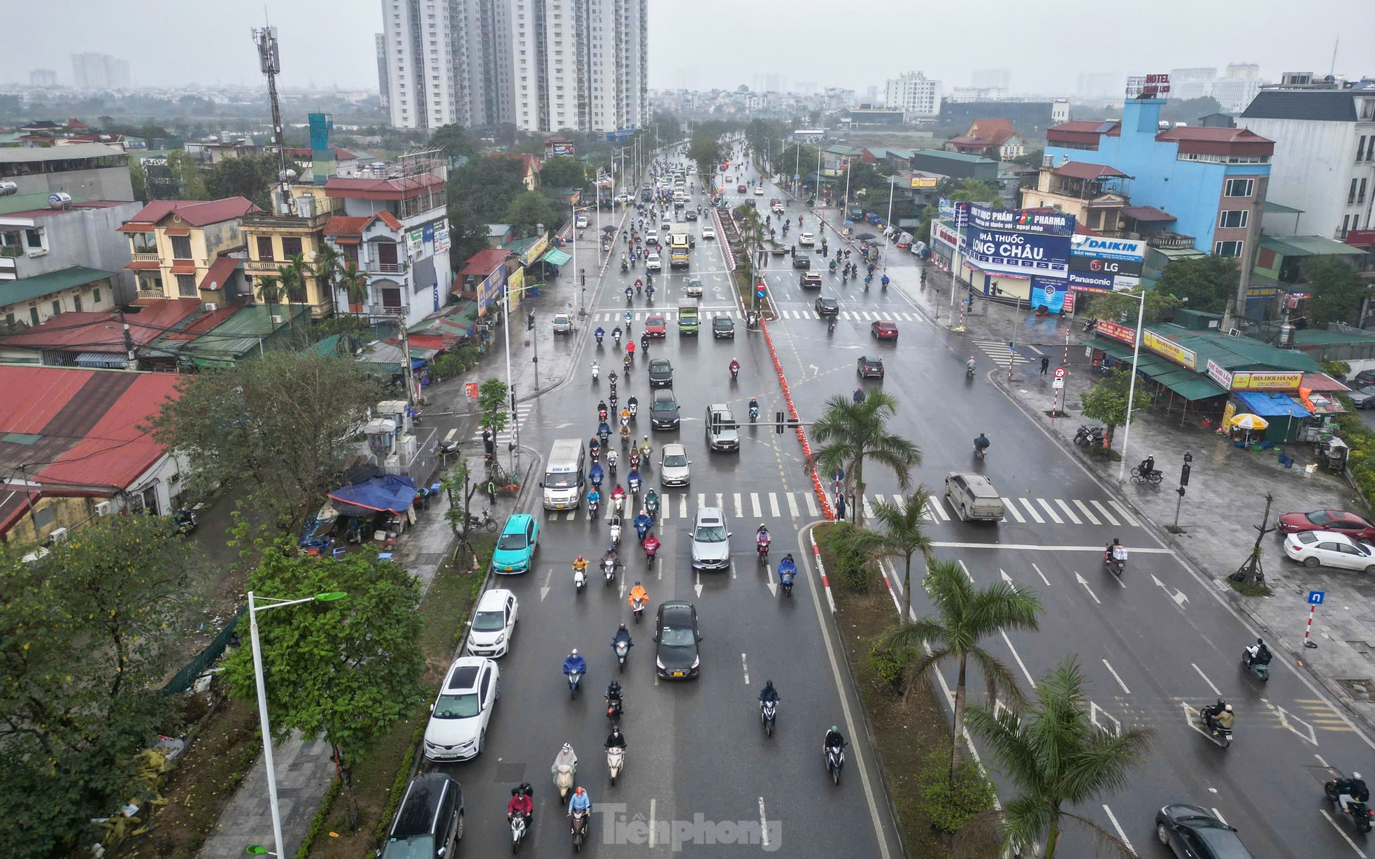 Sáng 24/2, Ban Duy tu các công trình giao thông (Sở GTVT Hà Nội) phối hợp cùng Đội CSGT đường bộ số 6 (Phòng CSGT Công an TP Hà Nội) và Đội Thanh tra giao thông quận Nam Từ Liêm đã tắt đèn đỏ và đóng ngã tư Trần Hữu Dực - Nguyễn Văn Giáp. Động thái này được đưa ra nhằm giảm tình trạng ùn tắc trên đường Trịnh Văn Bô - Trần Hữu Dực (quận Nam Từ Liêm) trong thời gian qua.