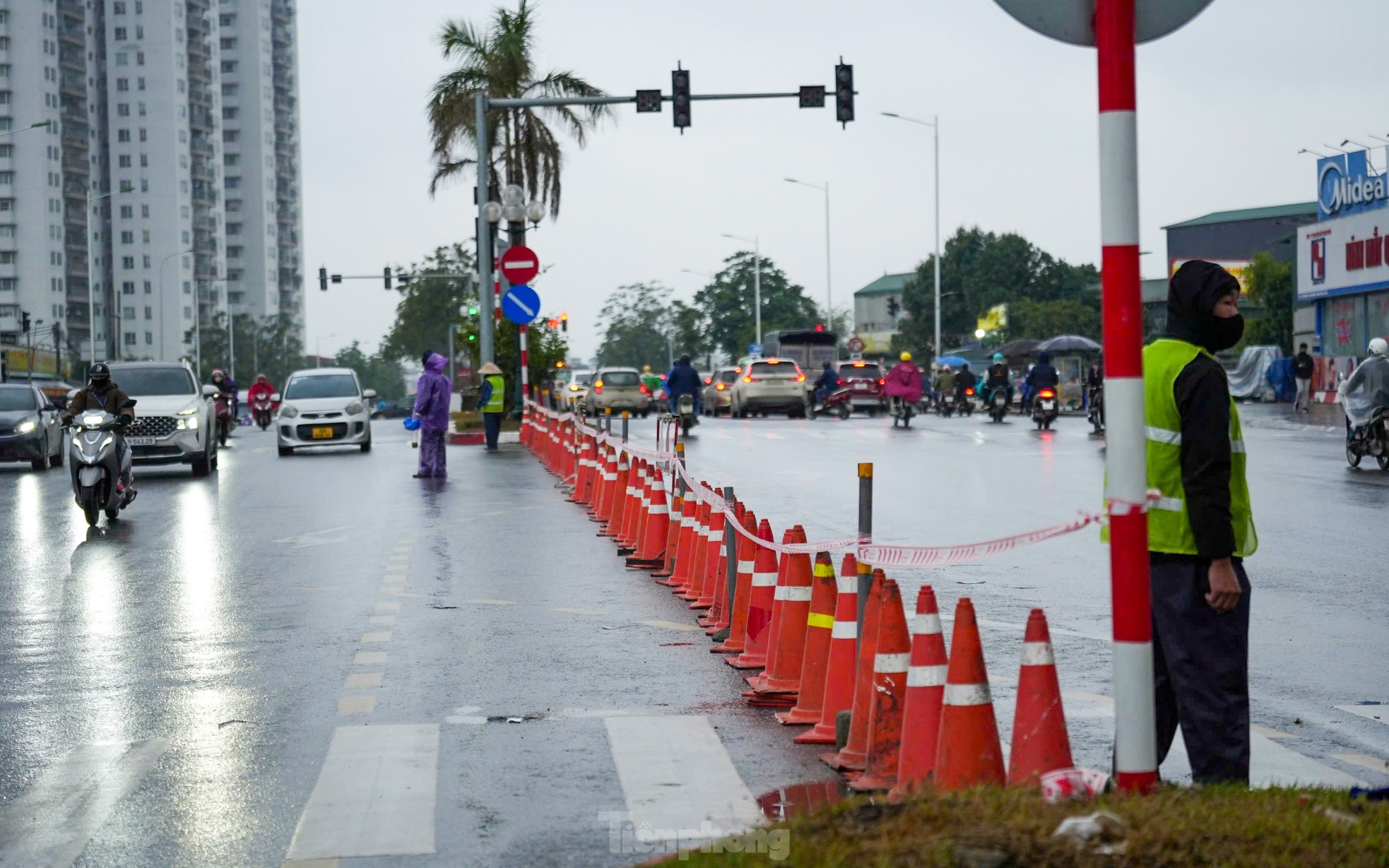 Theo ghi nhận của Tiền Phong , từ đầu giờ sáng, lực lượng chức năng đã tiến hành rào chắn tại ngã tư Trần Hữu Dực - Nguyễn Văn Giáp. Đồng thời, đèn tín hiệu giao thông trong khu vực này cũng đã được tắt.