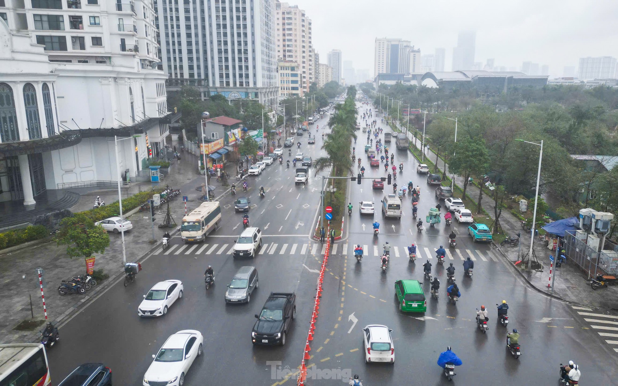 Quan sát cho thấy, sau khi tắt đèn tín hiệu giao thông và đóng ngã tư Trần Hữu Dực - Nguyễn Văn Giáp, khu vực này không còn gặp phải tình trạng ùn tắc, các phương tiện di chuyển trở nên thuận lợi hơn.