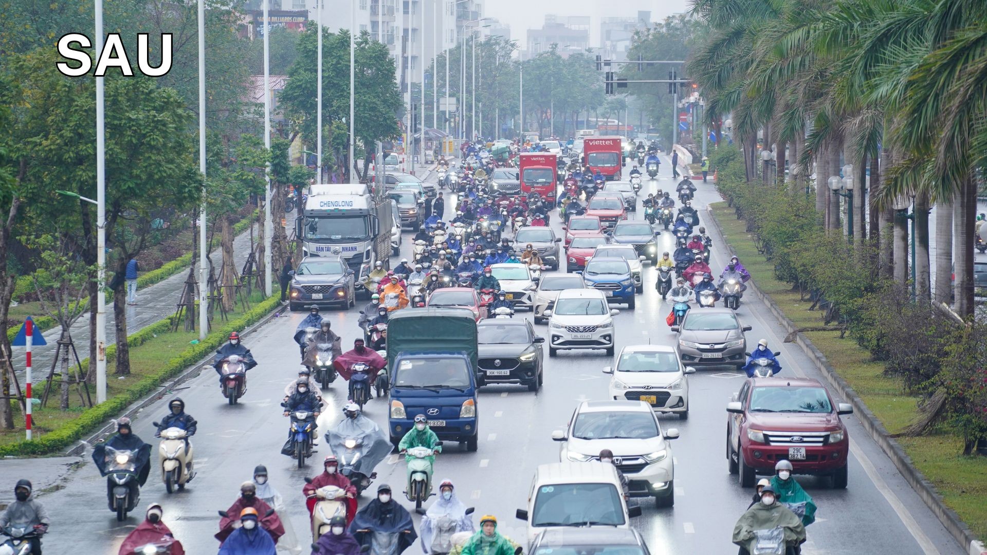 So với ngày 21/2, trong khung giờ cao điểm sáng, lưu lượng phương tiện trên hướng Trần Hữu Dực - Trịnh Văn Bô vẫn đông nhưng không còn ùn tắc kéo dài.