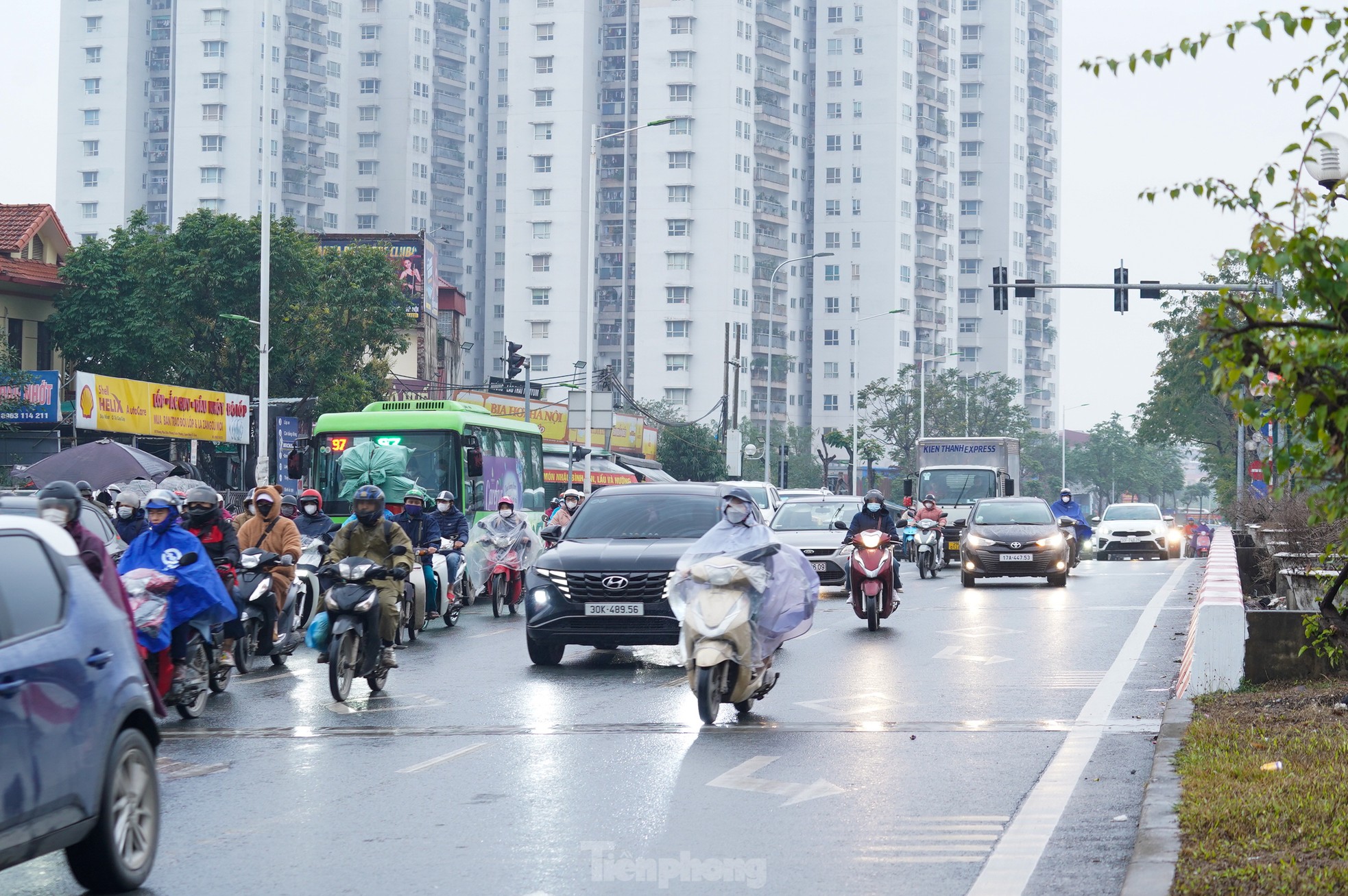 Anh Nguyễn Hữu Hiếu (quận Nam Từ Liêm) cho biết: Hôm nay là ngày đầu tuần nhưng khu vực đường Trịnh Văn Bô đã không còn ùn tắc, di chuyển dễ dàng hơn so với những ngày trước đây. Đèn đỏ ở đây quá dài, có lúc lên đến 110 giây, việc tắt đèn tín hiệu như thế này đã phần nào giải quyết được tình trạng ùn tắc. Mong rằng các cơ quan chức năng sẽ tiếp tục theo dõi và có những điều chỉnh phù hợp để giao thông luôn thông thoáng.