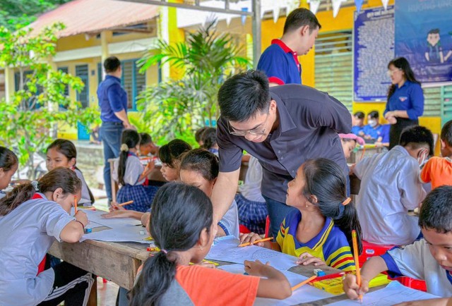 Tham gia các hoạt động tình nguyện là cách để BS Trí hiểu hơn về cuộc sống, sẵn sàng chia sẻ và thấu hiểu.