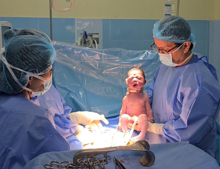 Bác sĩ Trung mổ cho sản phụ. Ảnh: BSCC.