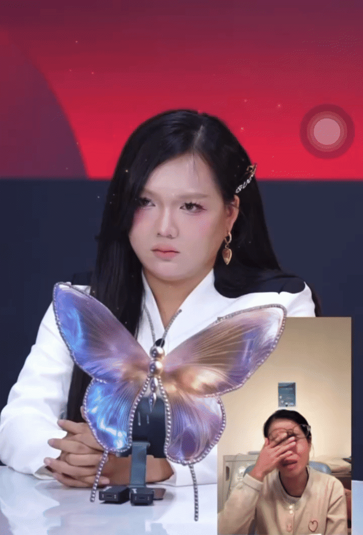  Chị Thu Hòa bật khóc, cúi đầu xin lỗi mọi người trong phiên livestream tối qua (25/2). 