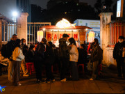 Xếp hàng giữa trời rét 13 độ để thưởng thức mì ramen vỉa hè Hồ Tây