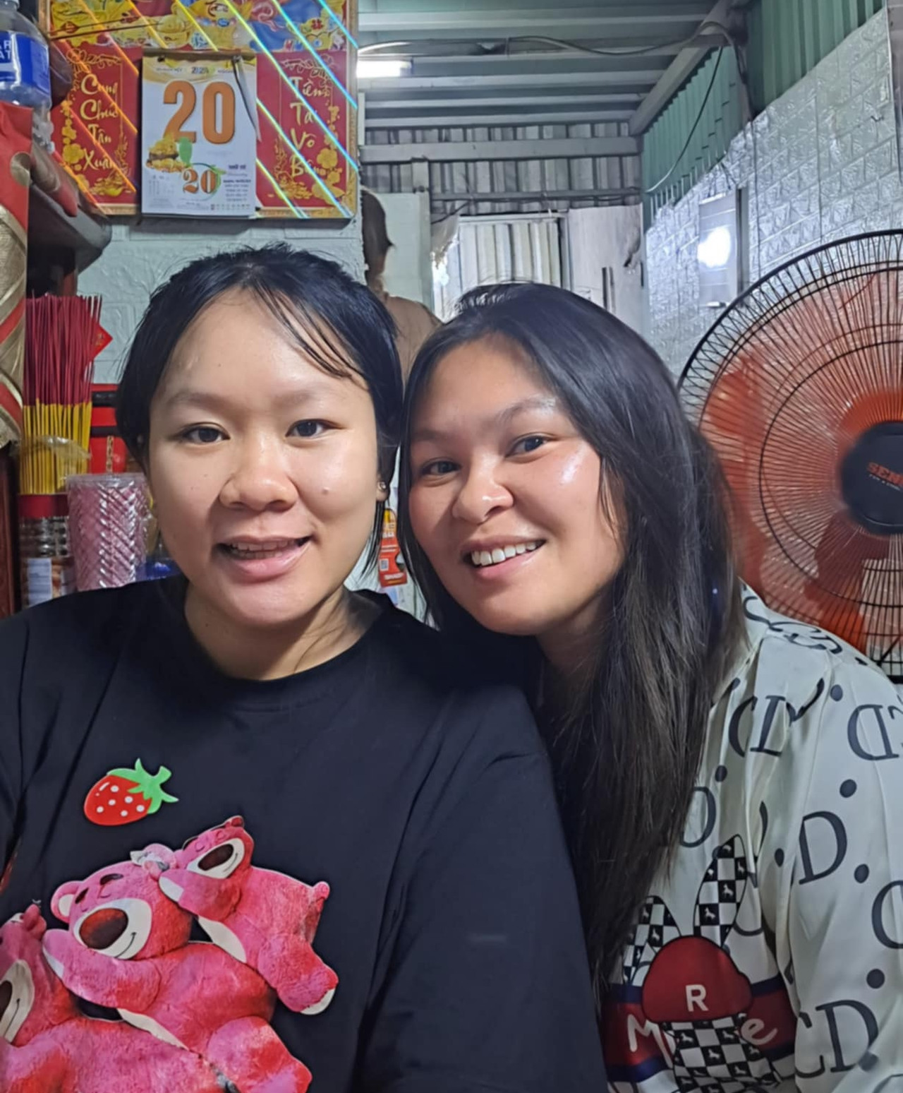 Sau gần 3 thập kỷ, chị em chị Mai mới lần đầu gặp mặt. Ảnh: Nhân vật cung cấp