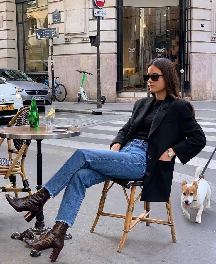  Một đôi boots cao cổ có thể ngay lập tức nâng tầm chiếc quần skinny jeans, mang đến vẻ ngoài sành điệu và đầy cuốn hút.