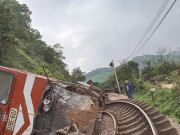 Tin tức - Tàu hỏa đâm xe tải gãy đôi, đường sắt Bắc - Nam tê liệt
