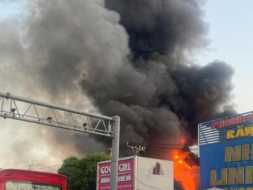VIDEO: Cháy lớn nhiều căn nhà mặt tiền gần ngã tư Bình Phước