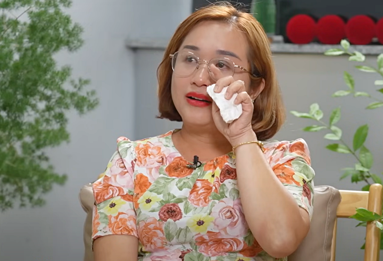 Chị Trâm Anh không kìm được nước mắt khi chia sẻ biến cố đau thương của gia đình. Ảnh: Tâm sự mẹ bỉm sữa