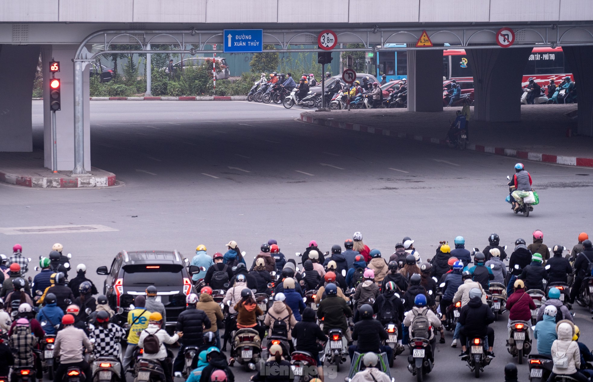 Sau hai tháng áp dụng Nghị định 168, giao thông Thủ đô đã có nhiều chuyển biến tích cực. Tuy nhiên vẫn còn nhiều người dân cố tình vi phạm các lỗi vượt đèn đỏ, đi ngược chiều, lấn vỉa hè… dù mức phạt đã tăng cao.
