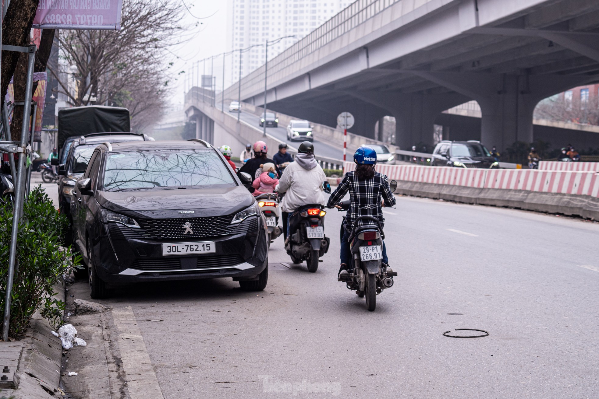 Hình ảnh hàng loạt xe máy ngang nhiên đi ngược chiều, ô tô dừng đỗ tràn lan dưới lòng đường, gây cản trở giao thông và tiềm ẩn nguy cơ tai nạn.