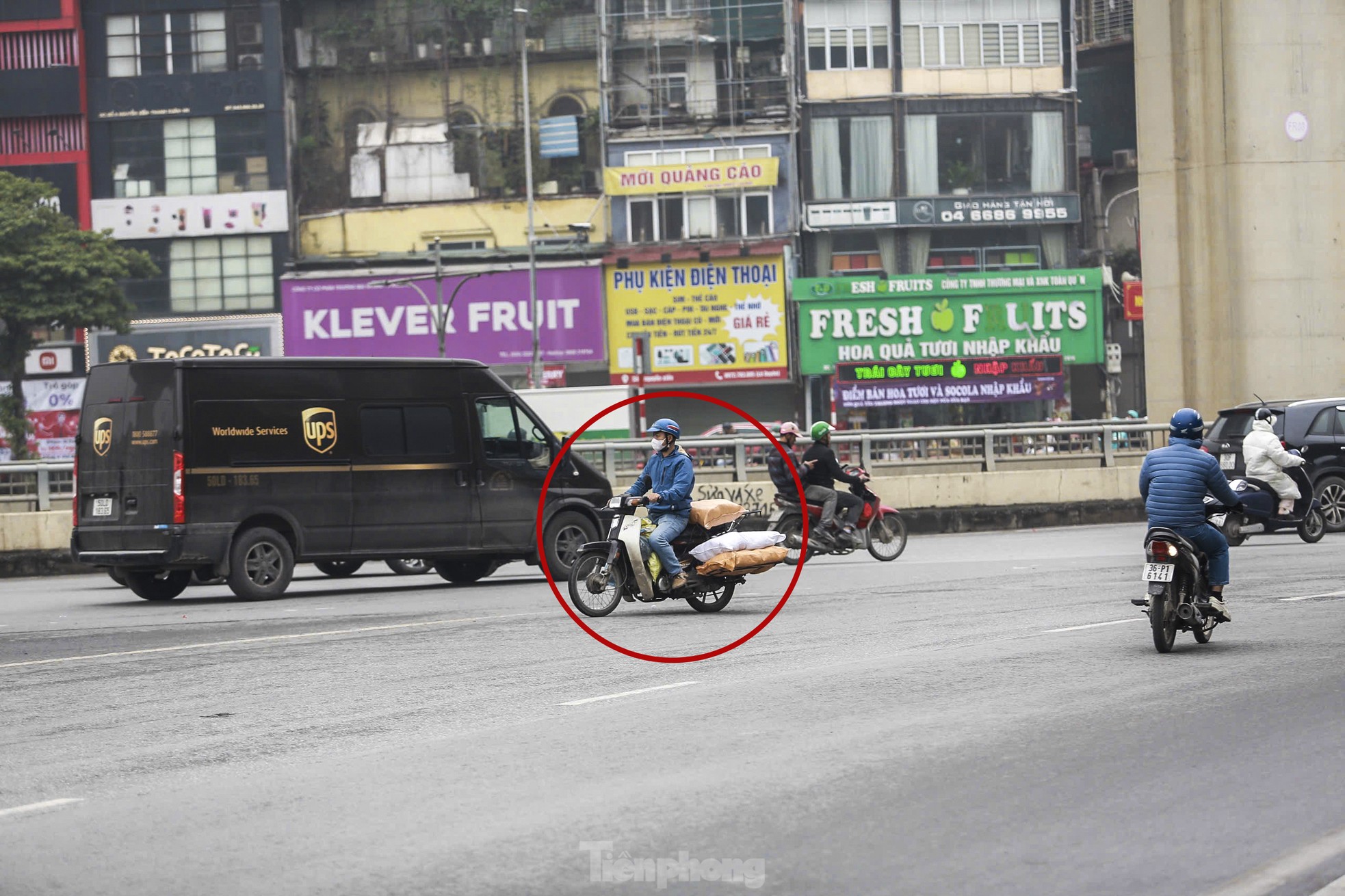 Tại ngã tư Khuất Duy Tiến - Nguyễn Trãi, một số phương tiện vẫn vi phạm đi ngược chiều. Theo nghị định mới, lỗi này bị xử phạt từ 4-6 triệu đồng, so với Nghị định 100,123 xử phạt từ 1-2 triệu đồng.