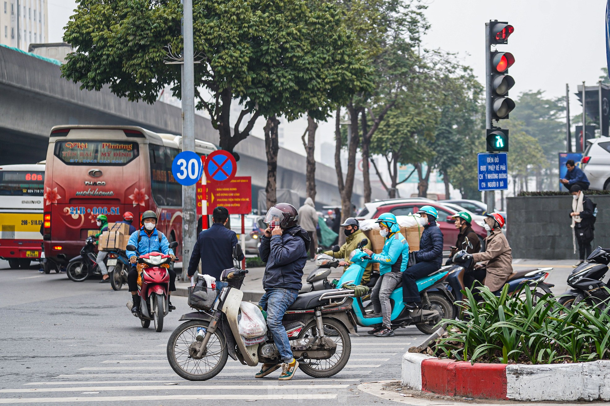 Một số người điều khiển phương tiện dừng chờ đèn đỏ trên phần đường dành cho người đi bộ.