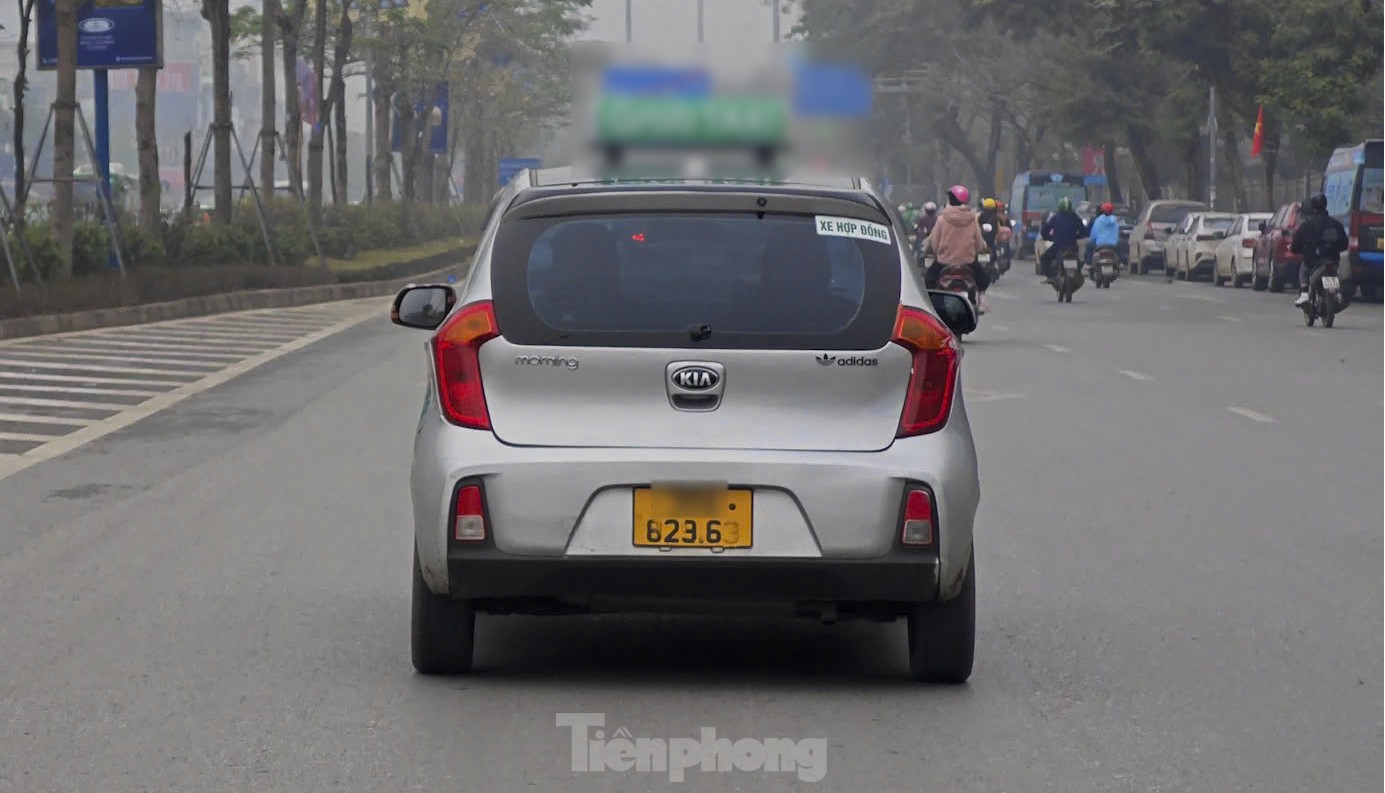 Nhiều xe dịch vụ dán che biển số để tránh phạt nguội. Theo Nghị định 168/2024, hành vi này có thể bị phạt từ 20 - 26 triệu đồng và trừ 6 điểm trên GPLX.