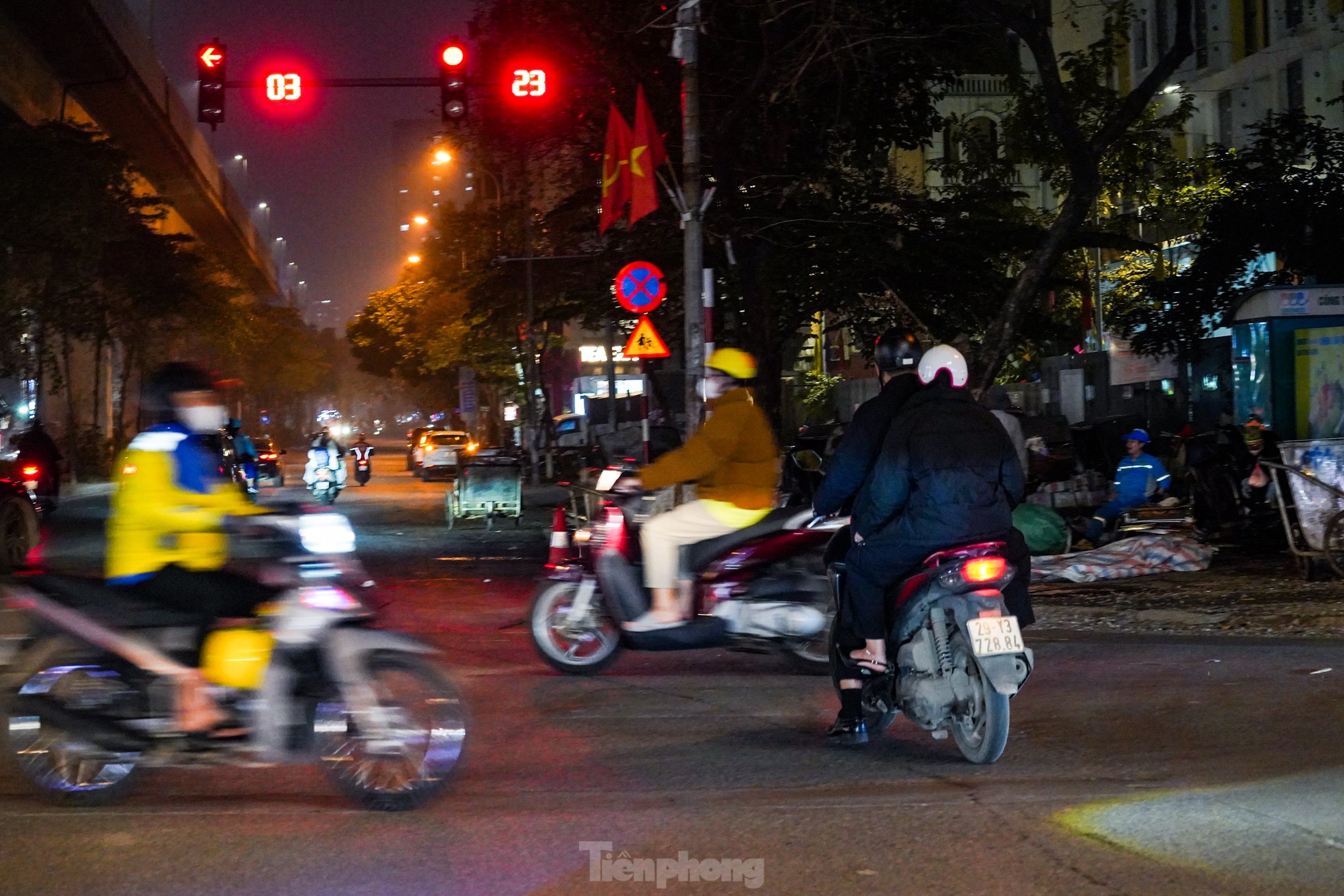 Tình trạng vi phạm giao thông như vượt đèn đỏ, đi ngược chiều... vẫn diễn ra nhiều cả vào ban đêm.