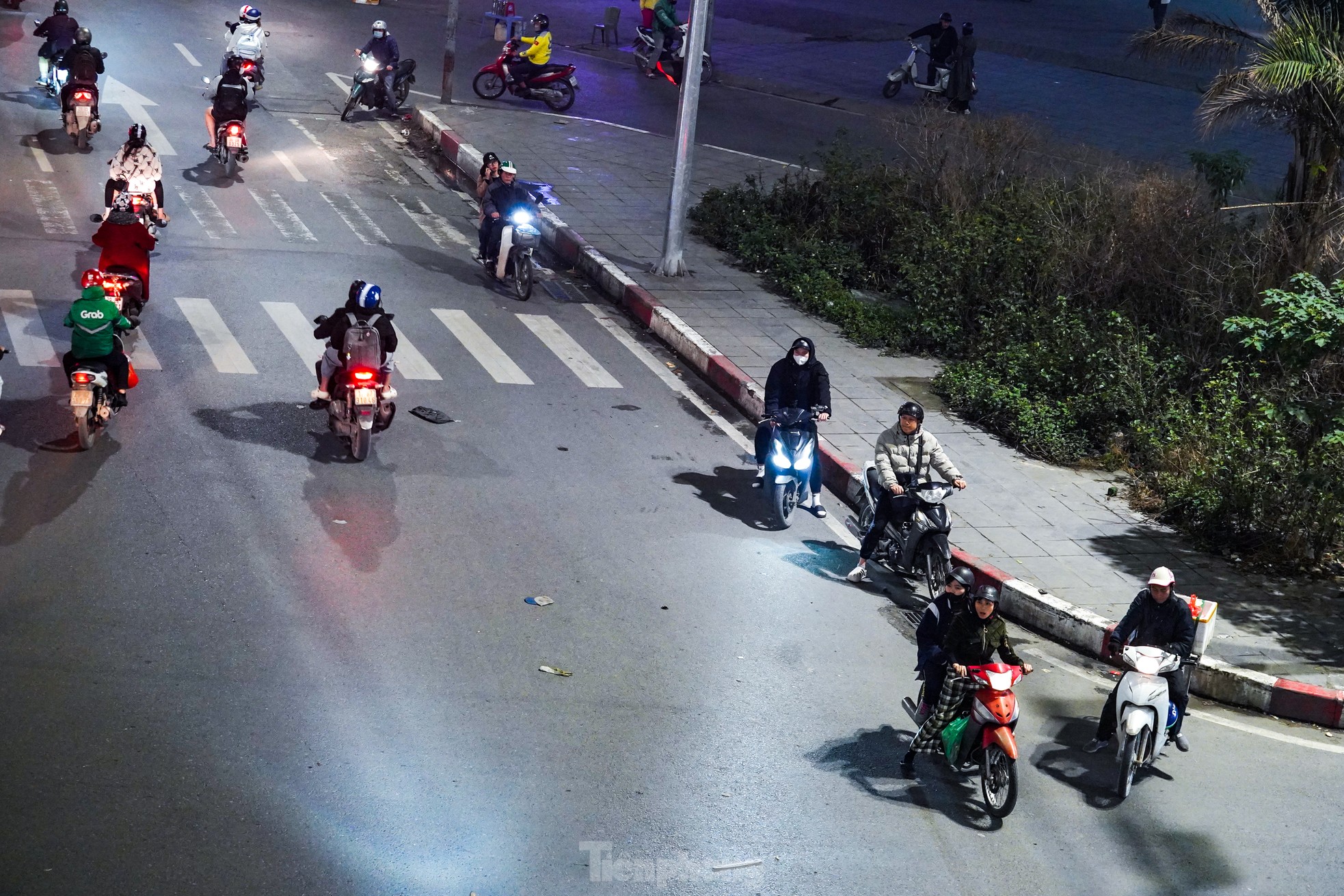 Dòng xe đi ngược chiều từ đường Giải Phóng hướng sang Trường Chinh vào lúc 21h ngày 2/3.