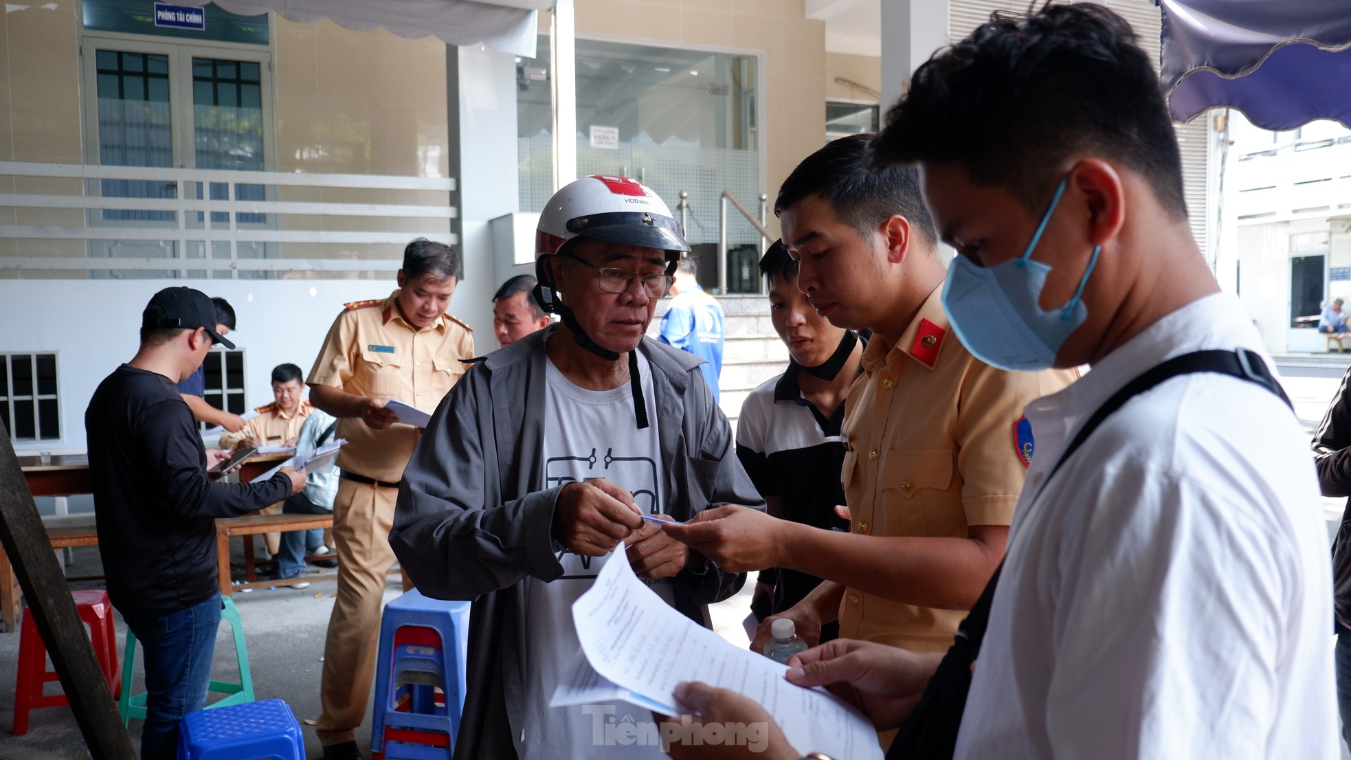 Đông người đi cấp, đổi giấy phép lái xe ở TPHCM - 2