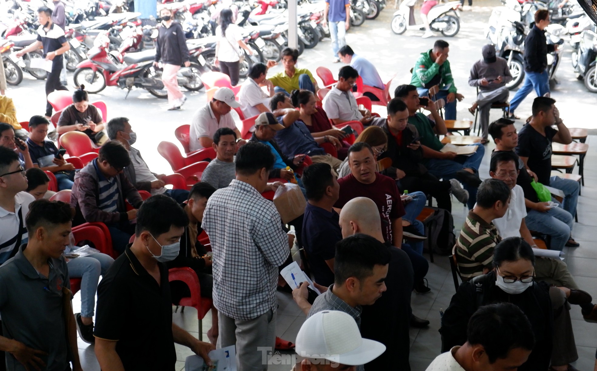 Trong buổi sáng đầu tuần, các điểm cấp đổi GPLX ở TPHCM tấp nập người đến làm thủ tục.