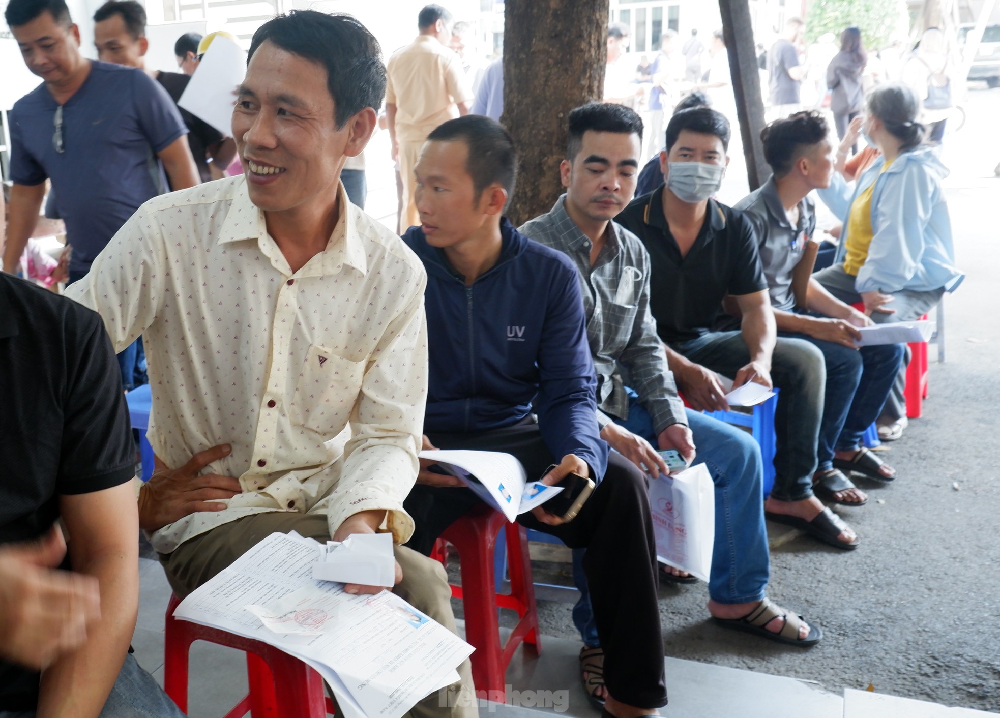 Người dân xếp hàng chờ làm thủ tục trong trật tự.