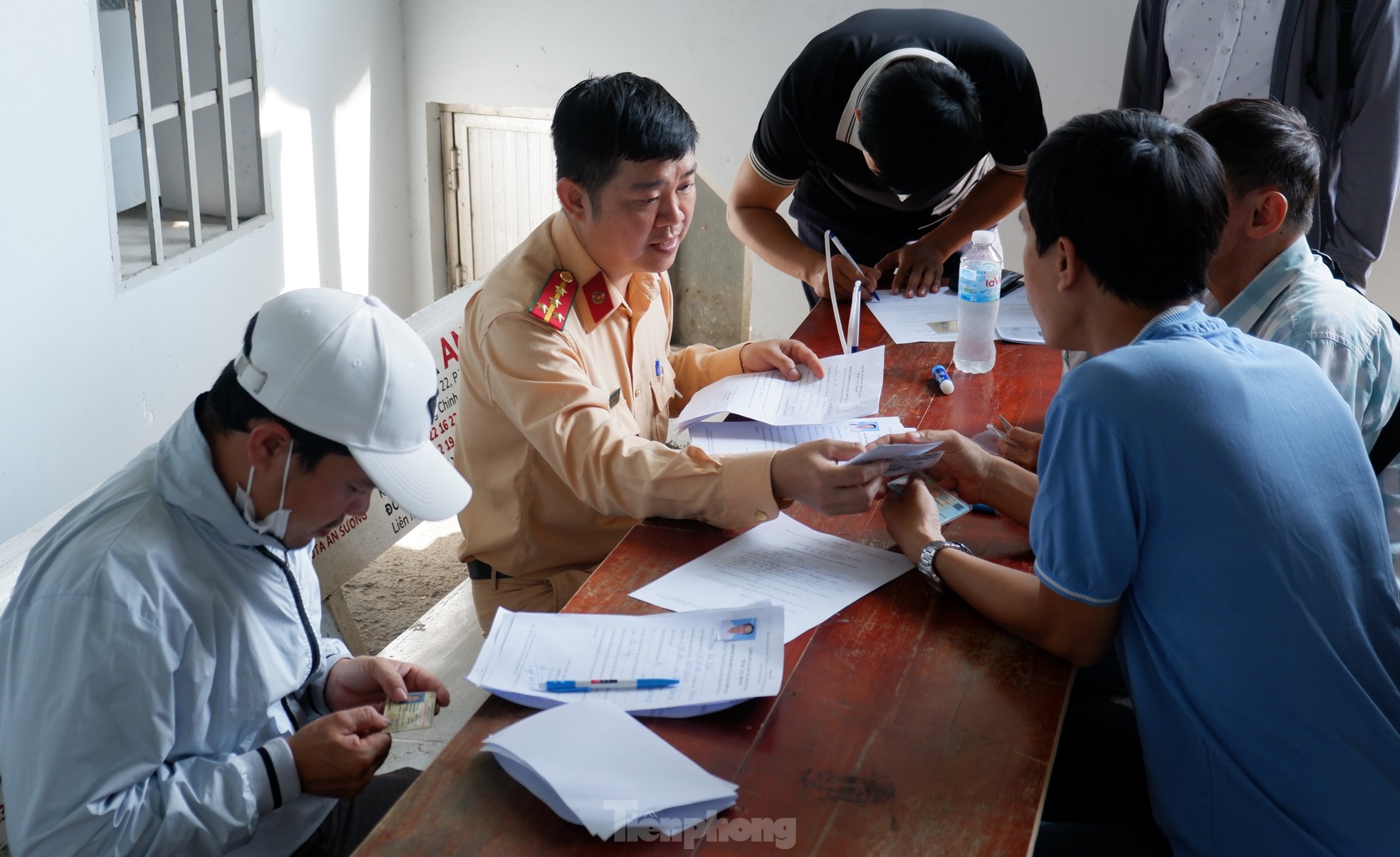 Với những trường hợp còn thời hạn sử dụng hơn 1 tháng, lực lượng chức năng hướng dẫn người dân quay trở lại sau.