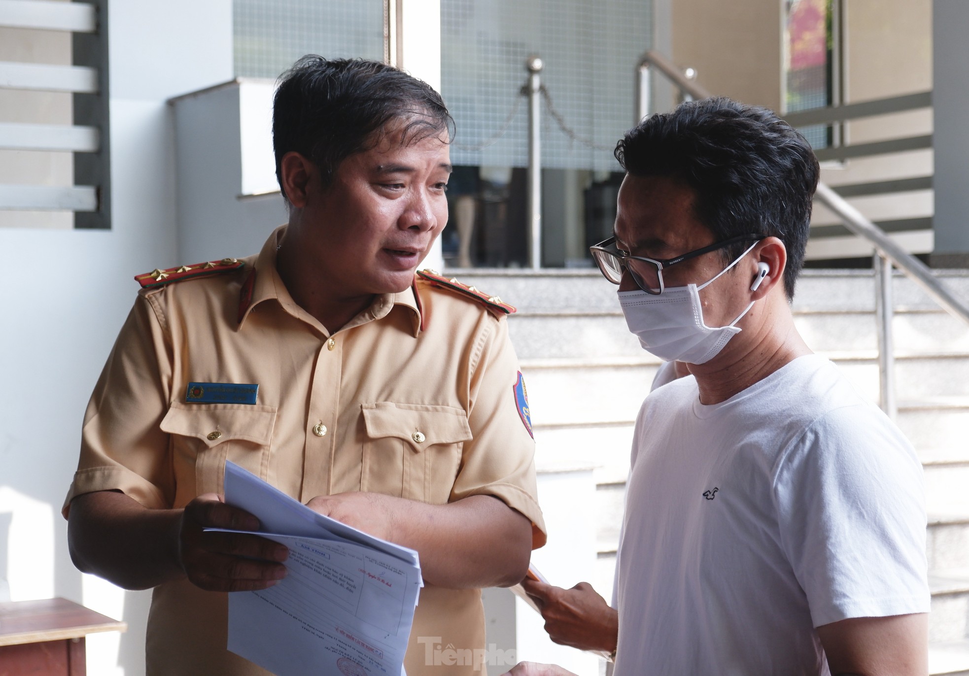 Các cán bộ CSGT nhiệt tình hướng dẫn chi tiết cho từng trường hợp và giải đáp thắc mắc của người dân trong quá trình xin cấp đổi giấy phép lái xe.