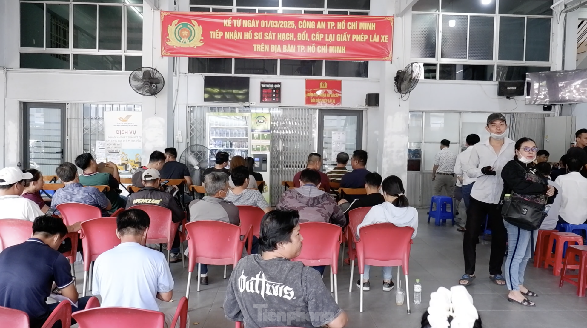 Điểm cấp đổi GPLX tại số 111 Tân Sơn Nhì, quận Tân Phú sáng 3/3.