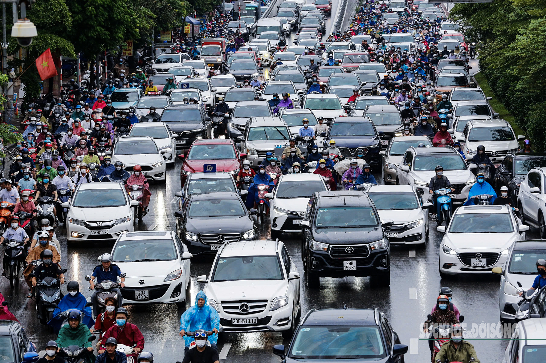 Quận Đống Đa cũng là một trong những nơi có số lượng tuyến đường ùn tắc nhiều nhất Hà Nội, điển hình như Ngã Tư Sở, Thái Hà - Chùa Bộc, Xã Đàn - Tôn Đức Thắng, Khâm Thiên...