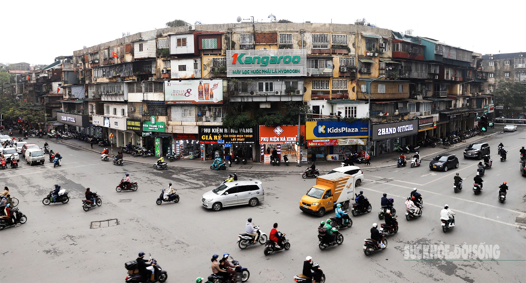 Đặc biệt với những khu tập thể cũ ở vị trí đất vàng như khu tập thể Kim Liên thì việc thanh khoản rất dễ dàng, nhanh chóng, khiến giá nhà tại đây thường được đẩy lên rất cao...