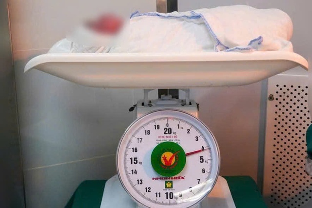 Bé sơ sinh cân nặng 4,1 kg trong niềm vui của cán bộ y tế và gia đình sản phụ. Ảnh: BVCC