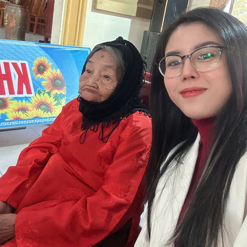 Tuổi thơ của Hương Mai gắn liền với hình bóng của bà