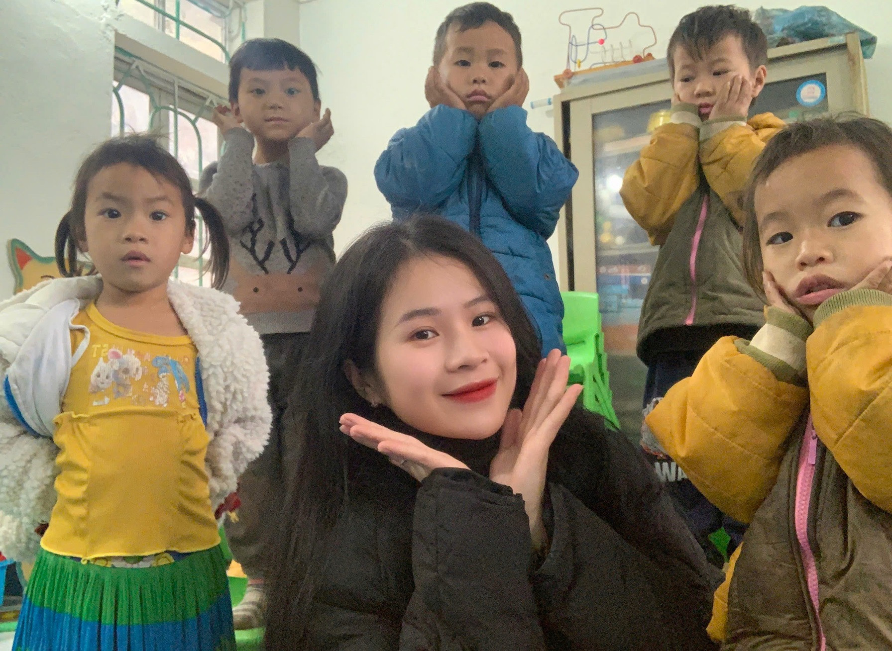  Cô giáo Nông Thị Thu Dịu cùng các học trò nhỏ của mình. Ảnh: NVCC