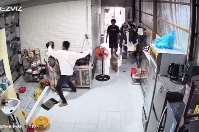 Người a classTextlinkBaiviet hrefhttps://eva.vn/phụ nữ/a bị đánh gục khi đang nấu ăn. Ảnh: Cắt từ clip