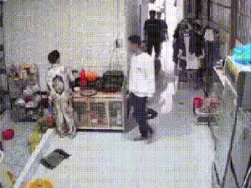 Clip người vợ bị chồng đánh gục khi đang nấu ăn: Công an vào cuộc