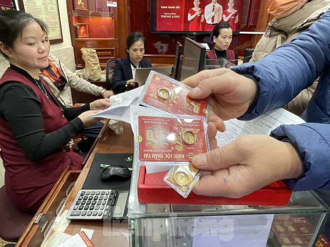 Giá vàng nhẫn quay đầu giảm sau khi tái lập kỷ lục vào hôm qua (ảnh: N.M).