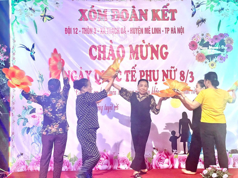 Cả xóm hân hoan chuẩn bị cho bữa tiệc