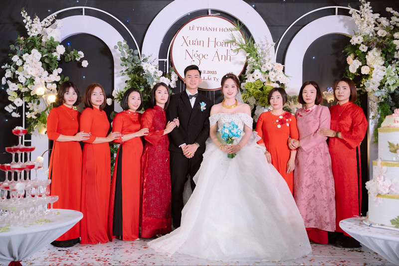 Vợ chồng Ánh chụp ảnh kỷ niệm cùng 7 người chị gái 